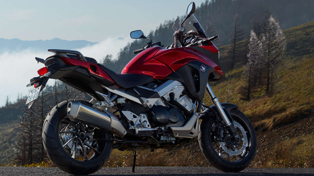 Model VFR800X zaparkovaný na horskej ceste pri pohľade sprava