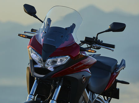VFR800X, trojštvrťový predný záber z ľavej strany