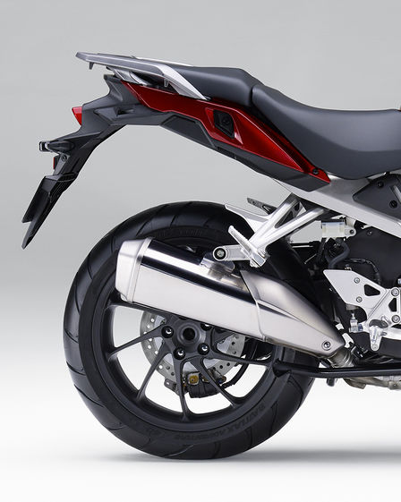 VFR800X, priblížený pohľad na zadné koleso