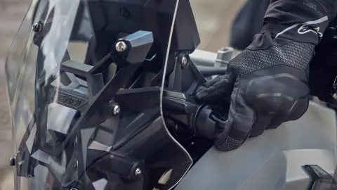 Detailný záber na nastaviteľný plexi štít motocykla Honda X-ADV.