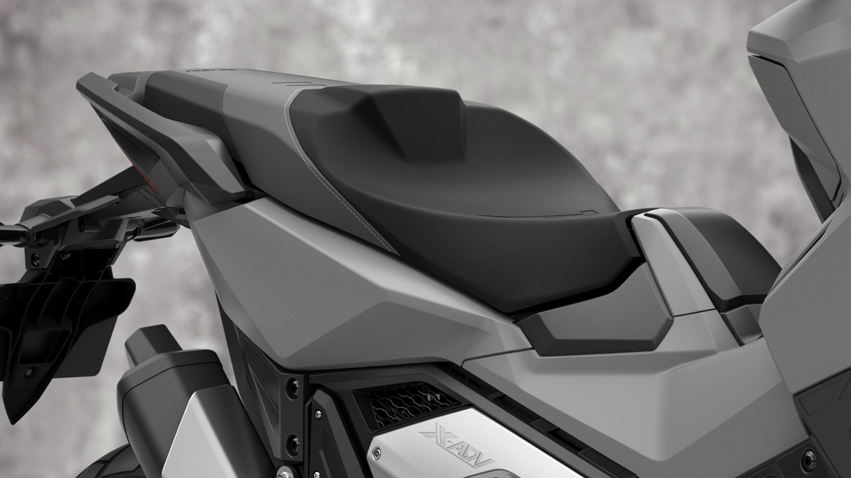 Detailný záber na sedadlo motocykla Honda X-ADV.