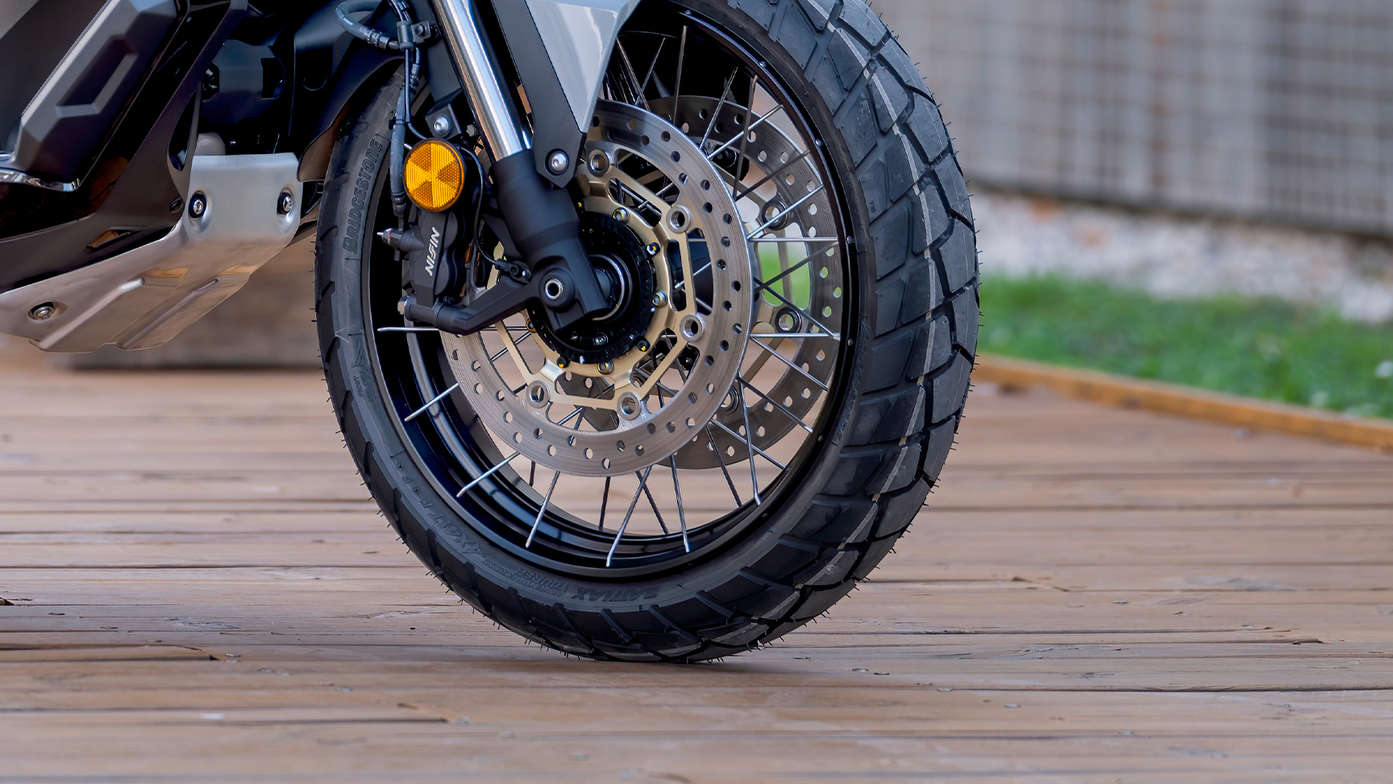 X-ADV, odolné kolesá a pneumatiky s blokovým dezénom