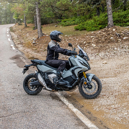 Honda X-ADV, pravá strana, s jazdcom, sivý motocykel, lesná cesta