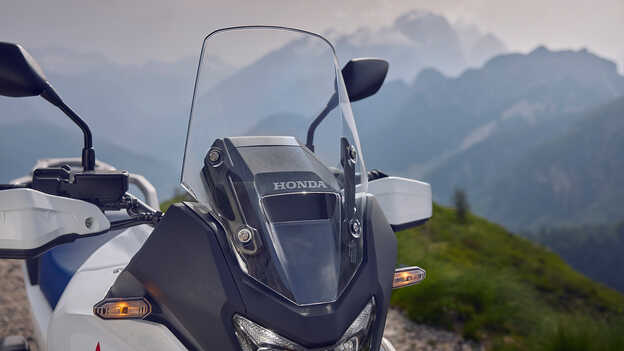 Detailný záber na udržateľný materiál Durabio na motocykli XL750 Transalp.