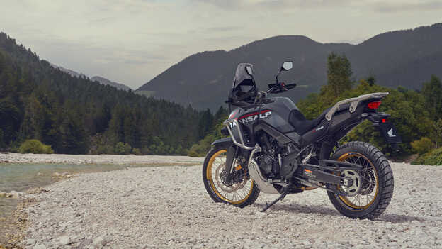 Jazdec drží motocykel XL750 Transalp v horskom prostredí.