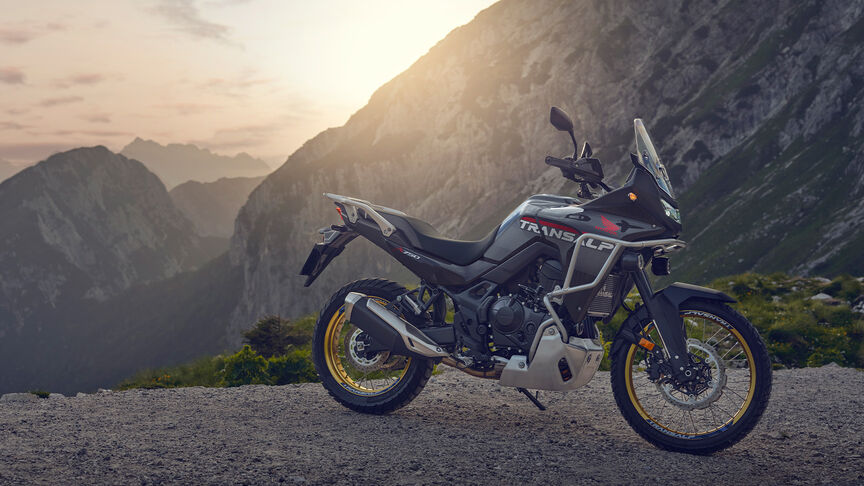 Figurant pri jazde na motocykli XL750 Transalp v lese.