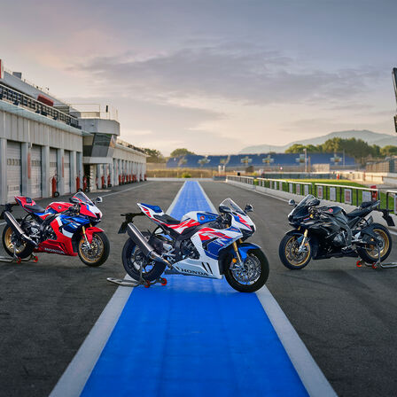 Rad superšportových motocyklov Honda na pretekárskej trati