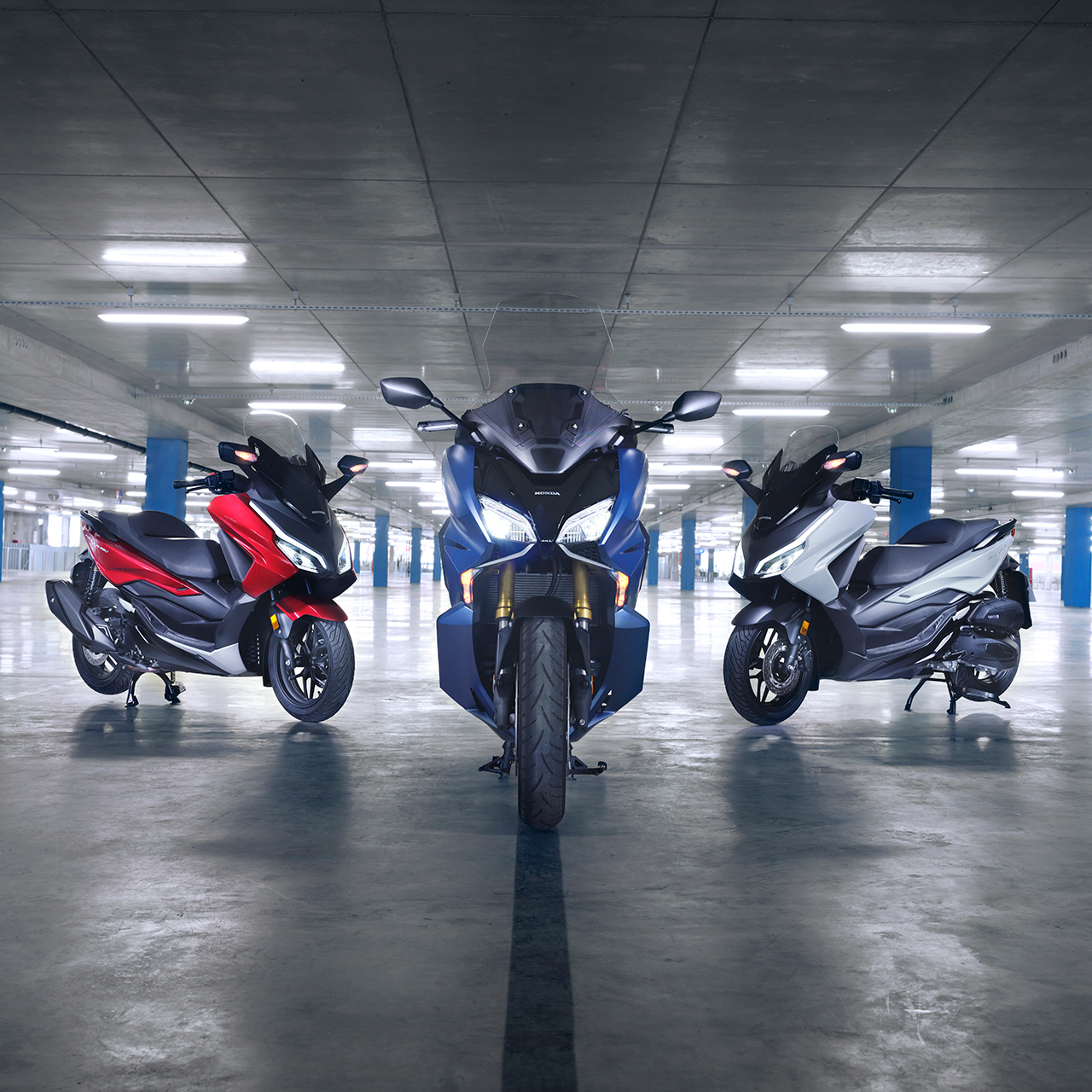 Rad modelov Honda Forza na parkovisku