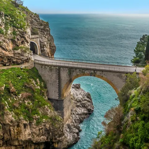 Oblúkový most vo Fiordo di Furore na pobreží Amalfi v Taliansku za slnečného dňa