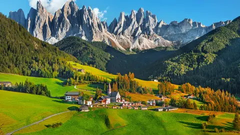 Známa alpská dedina Santa Maddalena s magickými Dolomitmi v pozadí, údolie Val di Funes, región Trentino Alto Adige, Taliansko