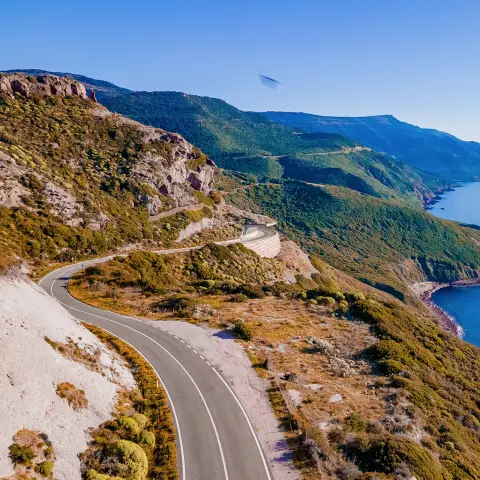 Úchvatná cesta z Alghera do Bosy na severe Sardínie, ideálna na dovolenku na sedadle motocykla