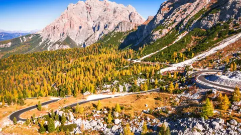Passo Valparola, Taliansko. Pohľad na serpentíny v Tirolsku, Dolomity. Pohľad na horu Cima Cunturines (3 064 m) z Passo di Valparola na jeseň blízko Cortiny d'Ampezzo, Belluno v Taliansku