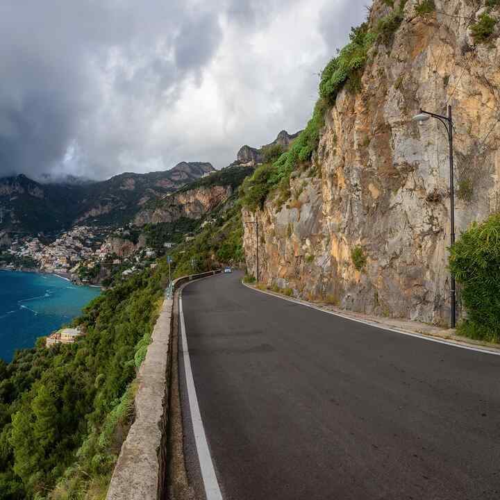 Malebná cesta skalnatými útesmi a horskou krajinou pri Tyrhénskom mori. Pobrežie Amalfi, Positano, Taliansko. Dobrodružná výprava. Úchvatný výhľad