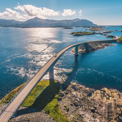Pohľad z dronu na úžasnú a svetoznámu Atlantickú cestu v Nórsku.
