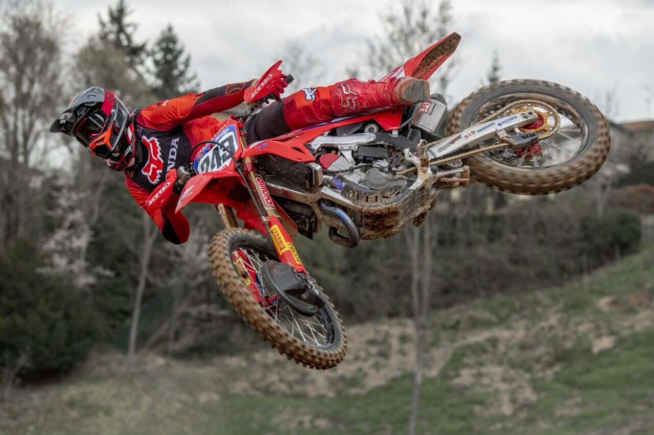 Tim Gajser počas jazdy na motocykli Honda CRF450R