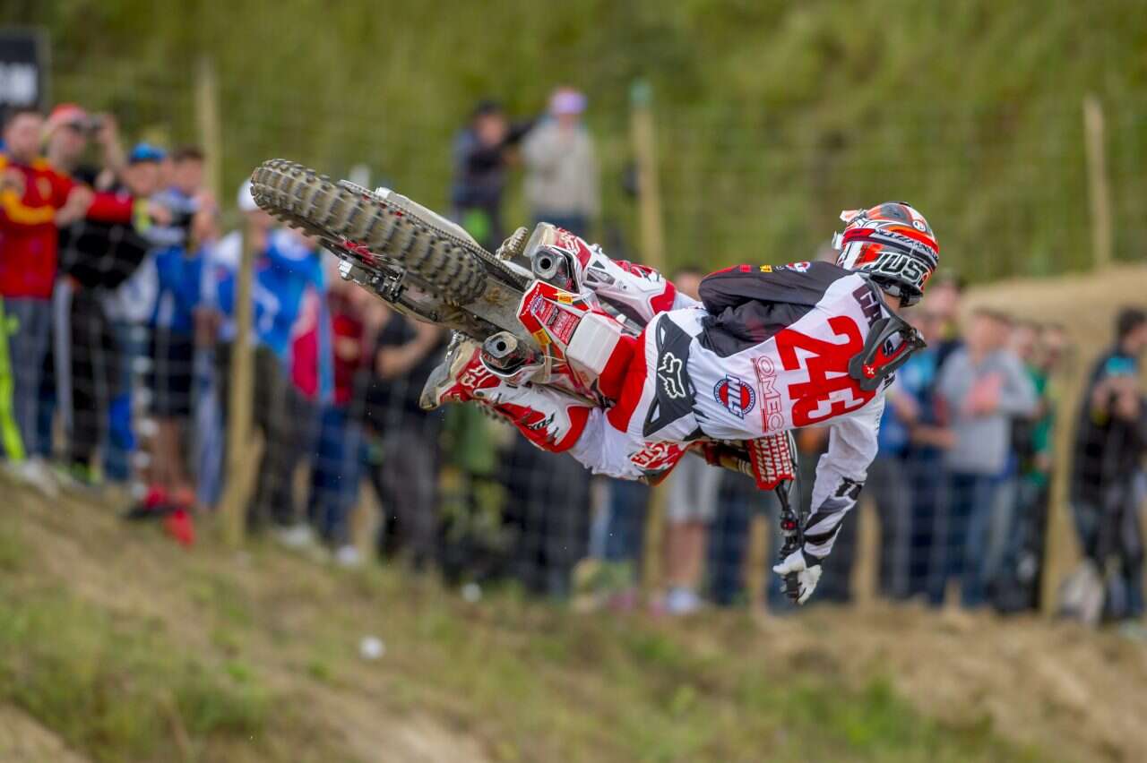 Tim Gajser počas skoku na motocykli Honda CRF450R