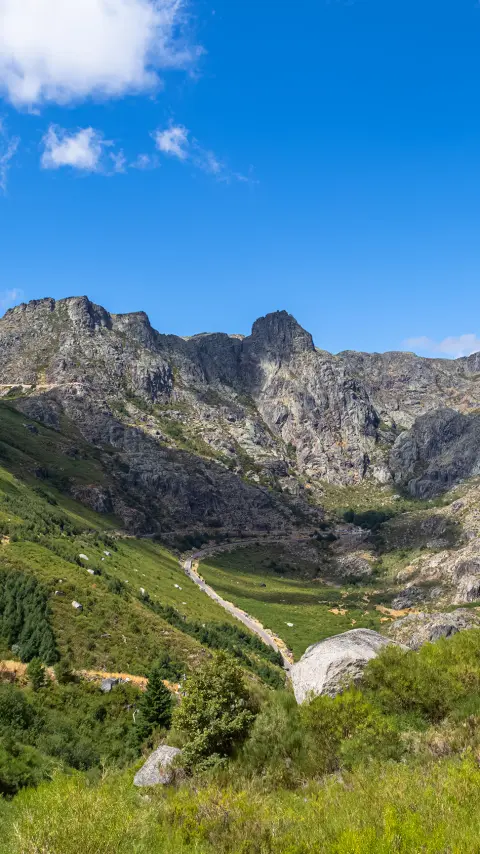 Pohľad z dronu na úžasnú a svetoznámu Atlantickú cestu v Nórsku.