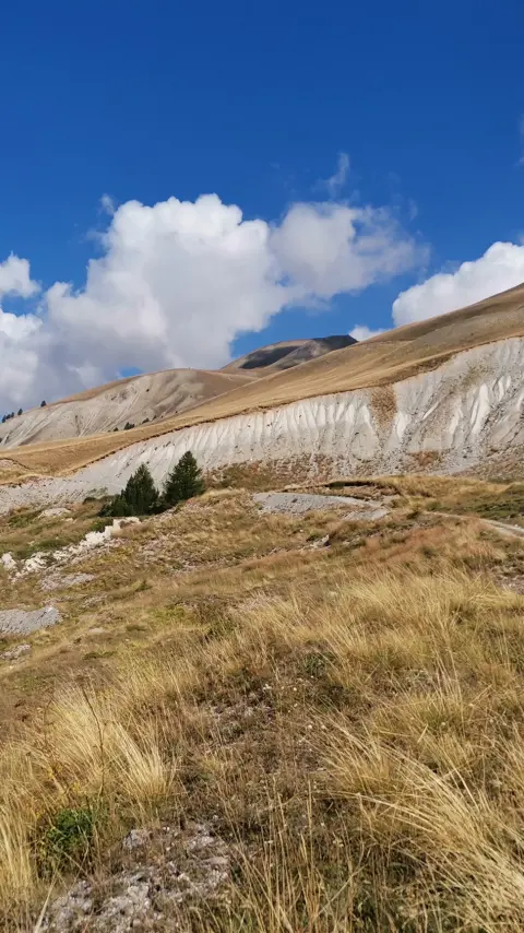 Pohľad z dronu na úžasnú a svetoznámu Atlantickú cestu v Nórsku.