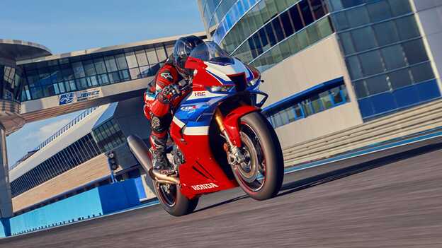 Model CB1000RR-R Fireblade na rovinatej časti trate s jazdcom