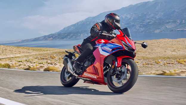 Dynamický záber na model CBR500R s jazdcom na ceste