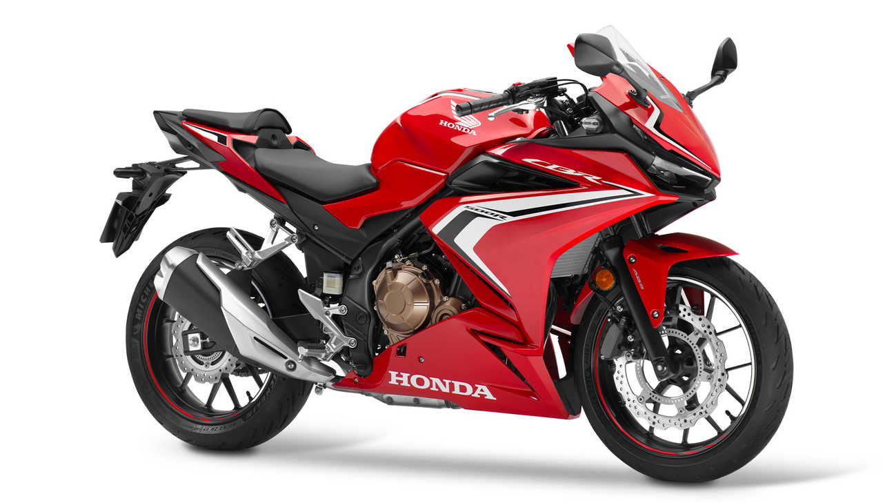 CBR500R z pravej strany, štúdiový záber