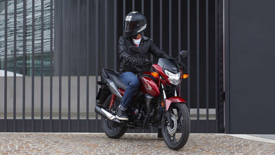 CB125F, trojštvrťový pohľad spredu z pravej strany na stroj s jazdcom