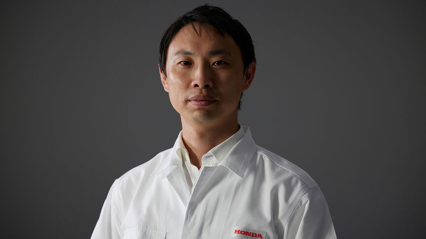 Junya Ono, inžinier pracujúci na vývoji systému E-Clutch