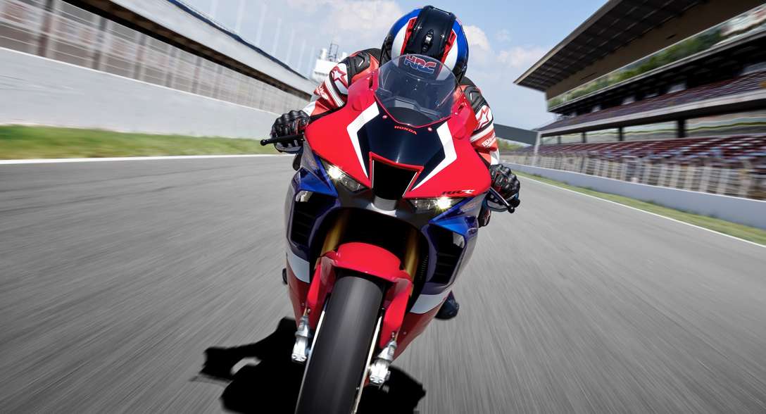 Honda CBR1000RR-R Fireblade SP, pohľad spredu, s jazdcom pri jazde po pretekárskej trati