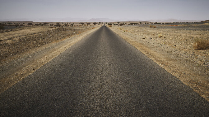 Dlhá marocká diaľnica obklopená púšťou. 