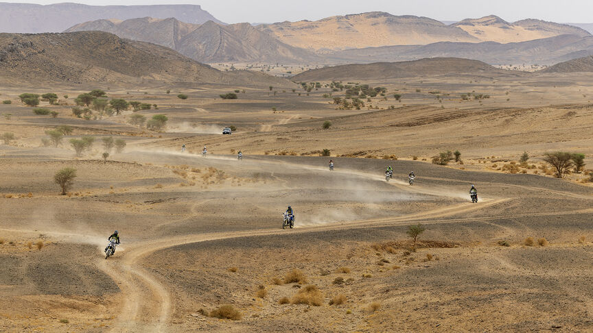 Marocká krajina s cestnými jazdcami na strojoch Honda Adventure.