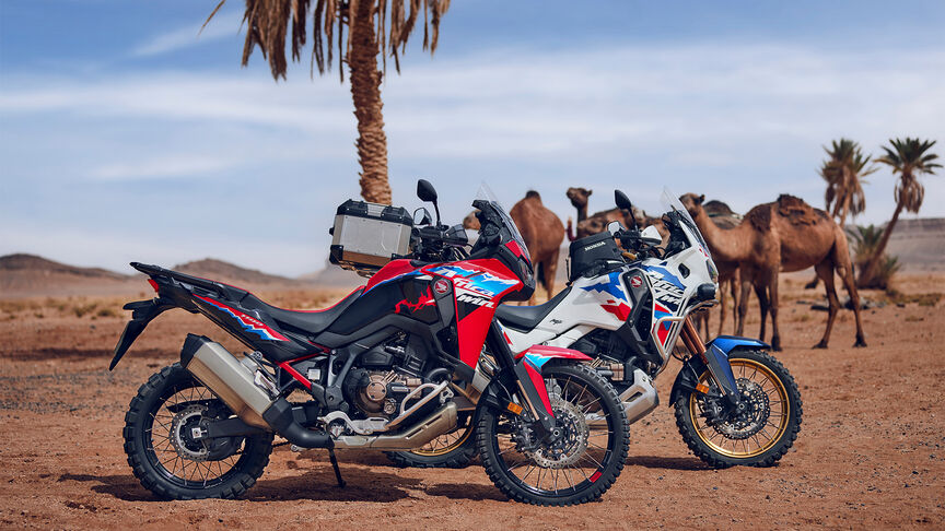 Marocká krajina s cestnými jazdcami na strojoch Honda Adventure.