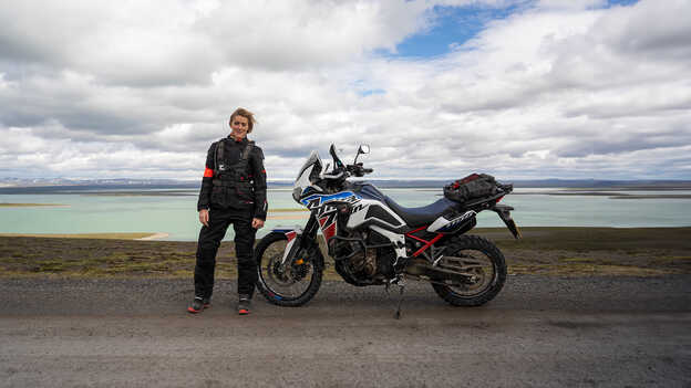 Vanessa Ruck stojí vedľa motocykla Africa Twin. 