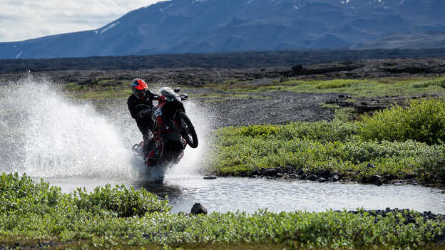 Kirian Mirabet na stroji Africa Twin pri jazde po vode. 