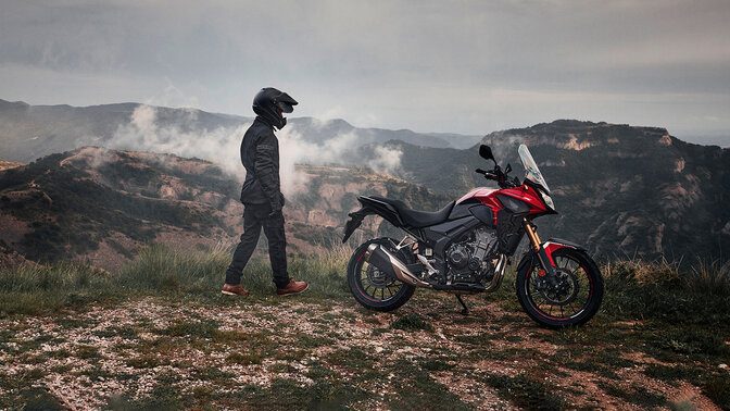 Bočný pohľad na model Honda CB500X v horách