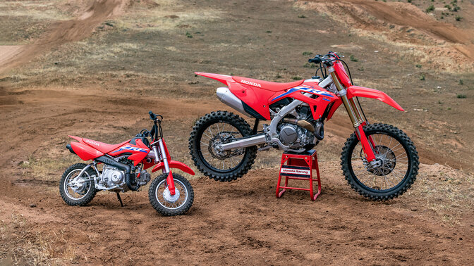 Statický záber na modely Honda CRF50R a CRF250R v teréne