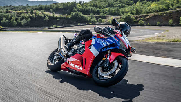 Model CBR1000RR-R Fireblade s jazdcom na trati