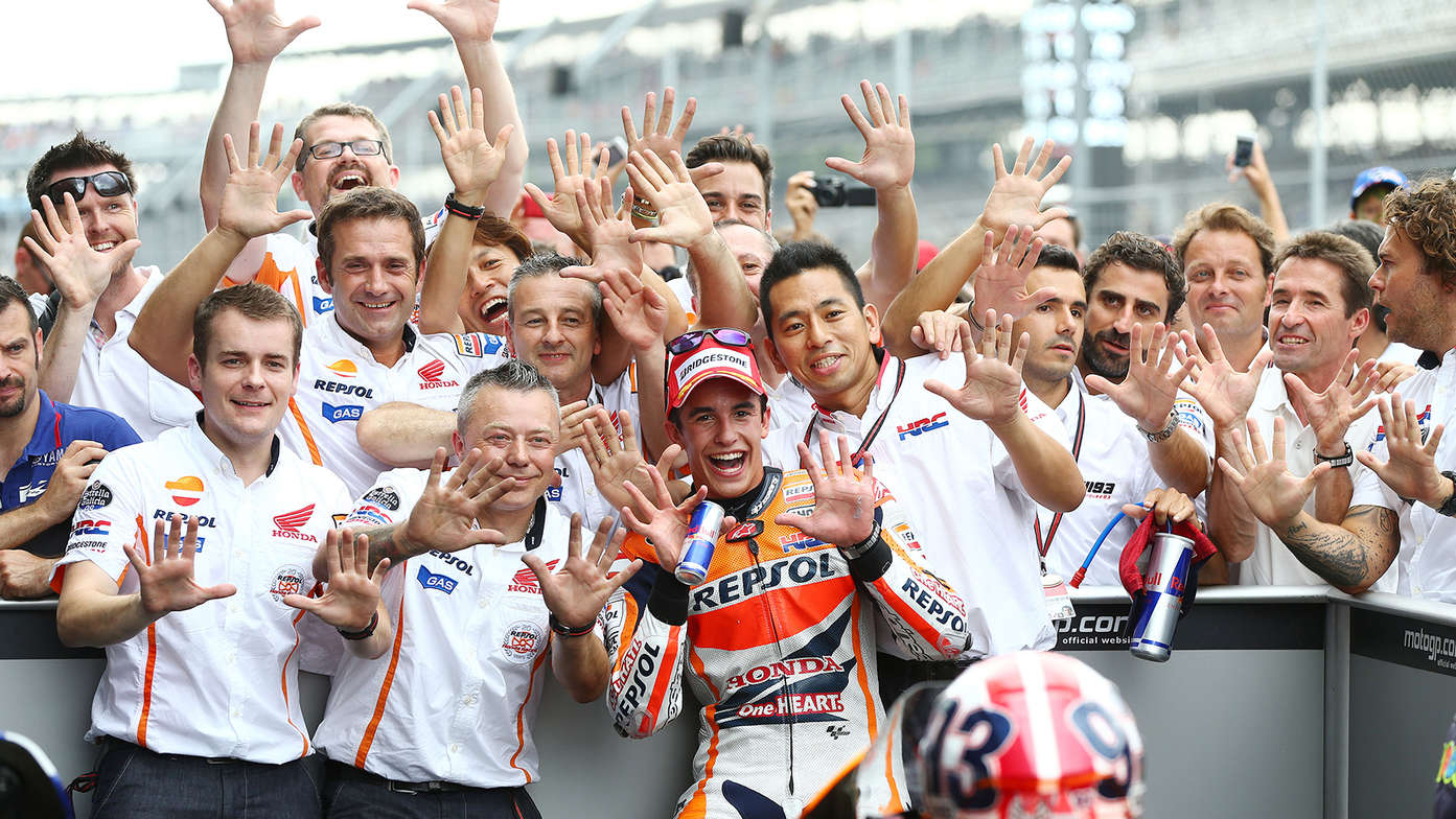 Marc Marquez počas jazdy na motocykli Honda.