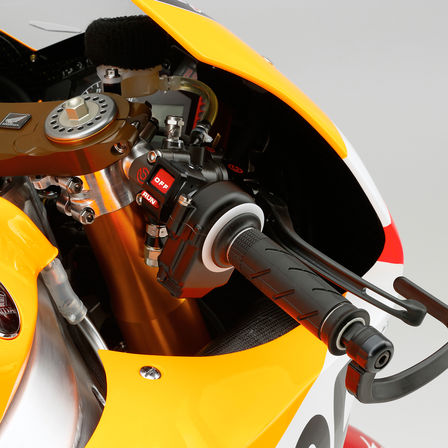 Detail ovládania motocykla MotoGP Honda Super Sport.