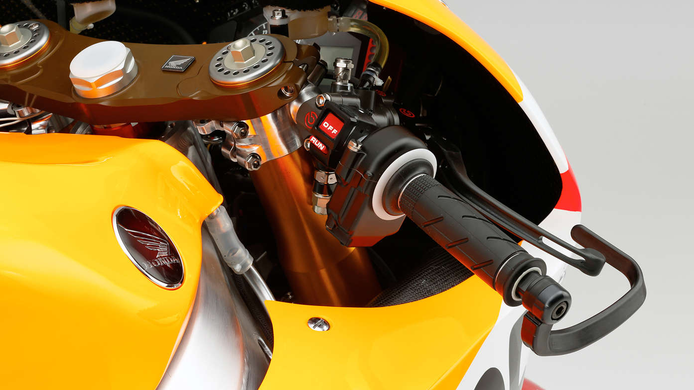 Detail ovládania motocykla Honda.