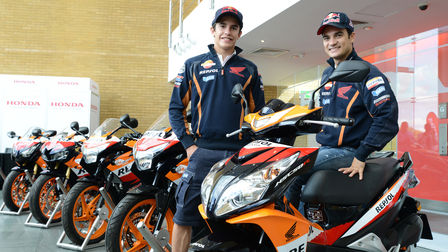Dvaja pretekári MotoGP na motocykloch Honda.