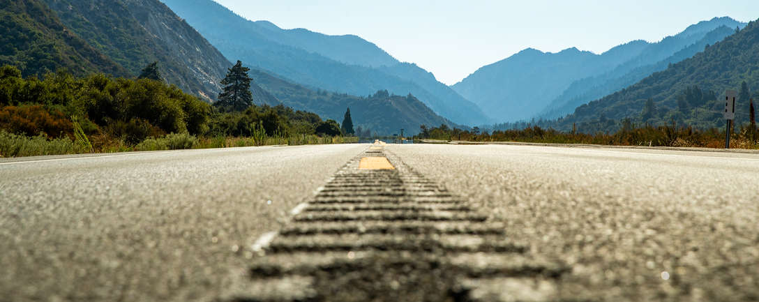 Otvorená asfaltová cesta do hôr