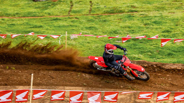 CRF250R – 3-úrovňový systém voliteľnej kontroly krútiaceho momentu Honda (HSTC)