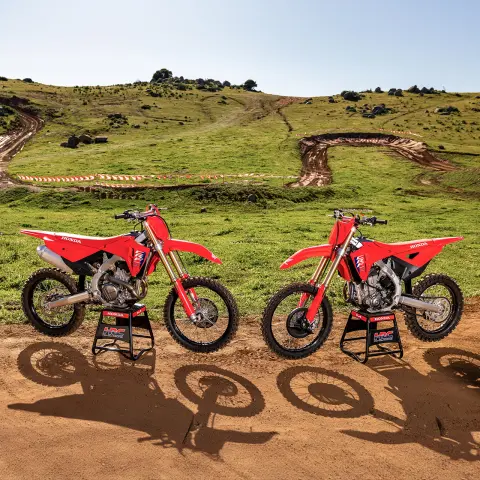 Honda CRF250R, dynamická snímka spredu na trati s motokrosovým jazdcom