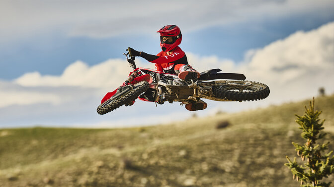 Honda CRF450R na trati s motokrosovým jazdcom