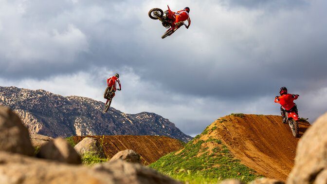 Honda CRF450R na trati s motokrosovým jazdcom