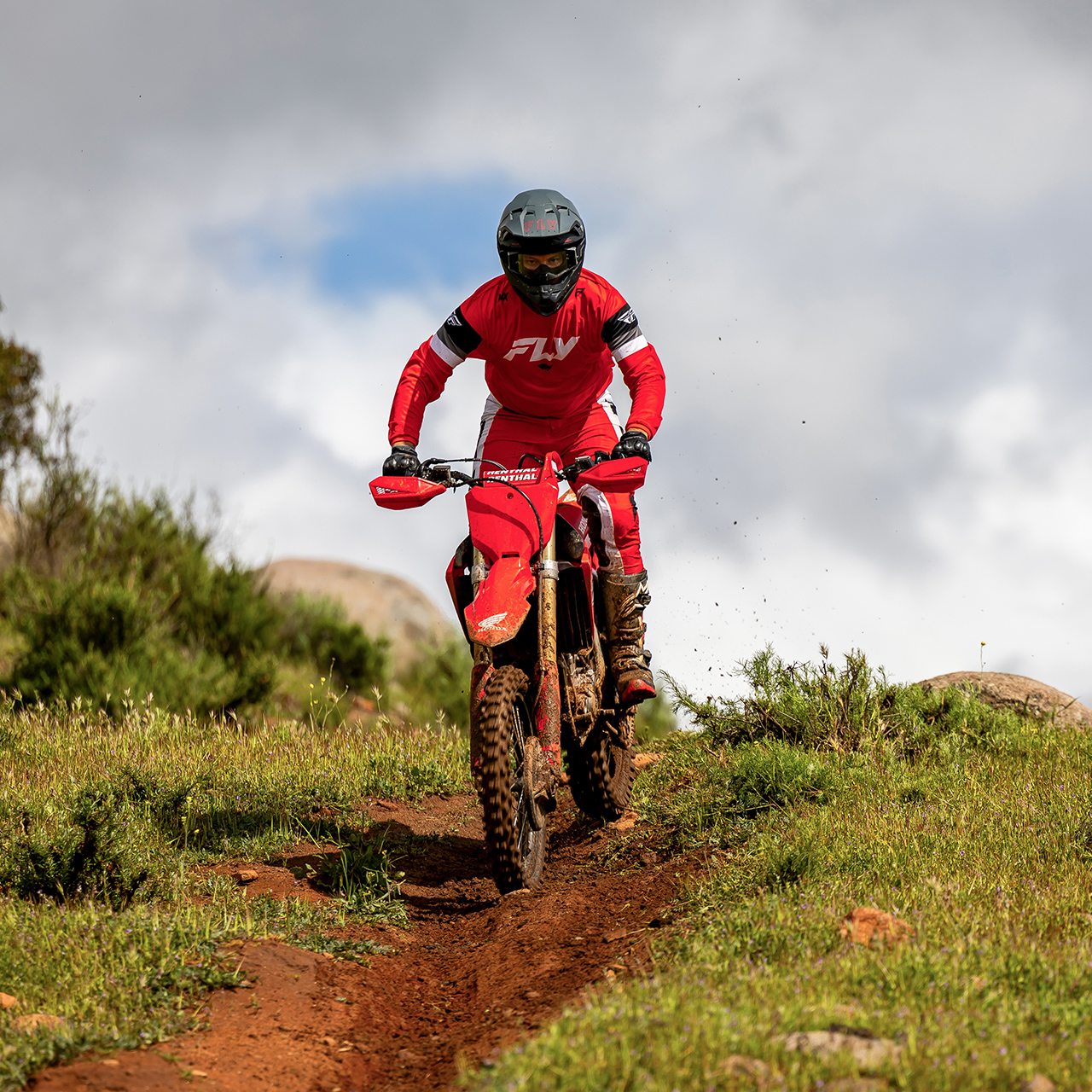 CRF450R na trati s motokrosovým jazdcom