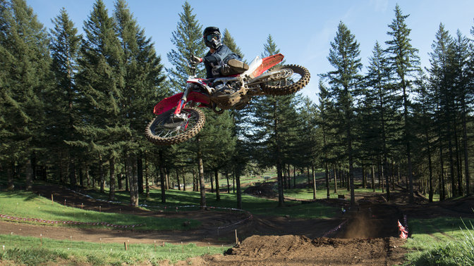 CRF450R počas skoku s jazdcom. Prostredie motokrosovej dráhy.