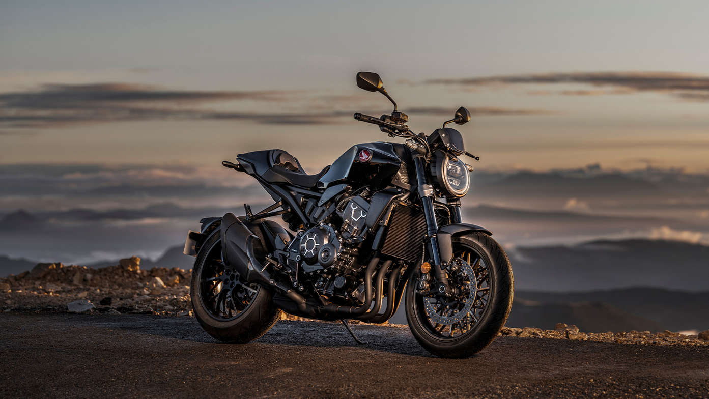 Trojštvrťový záber sprava na model CB1000R Black edition odstavený na vrchole hory