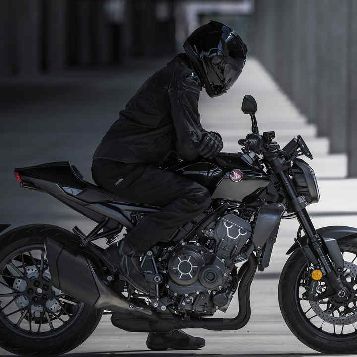 Honda CB1000R Black Edition, stojaci motocykel s pravej strany s jazdcom