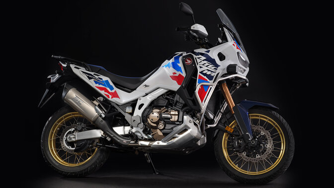 Statická snímka motocykla CRF1100 s tlmičom výfuku SC-Project